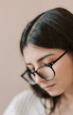 portrait-lady-straight-hair-black